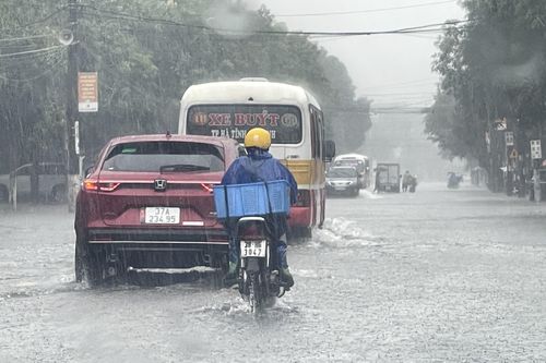 Người dân TP Hà Tĩnh lội bì bõm sau trận mưa lớn