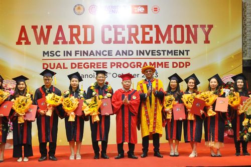Trao bằng tốt nghiệp cho gần 100 thạc sĩ, cử nhân ngành tài chính