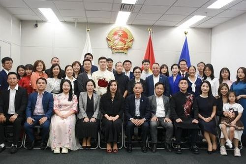 Thứ trưởng Ngoại giao Lê Thị Thu Hằng tiếp xúc với đại diện cộng đồng người Việt Nam tại khu vực Kyushu, Nhật Bản