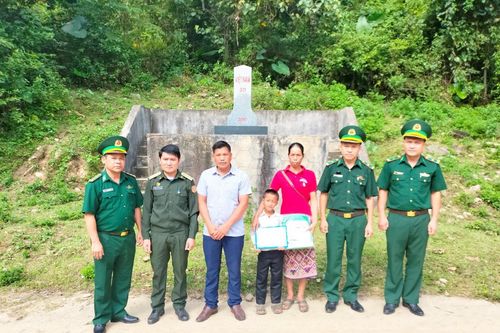 'Nâng bước em tới trường' cho học sinh Lào có hoàn cảnh khó khăn