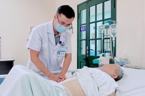 Lạm dụng tiêm giảm đau cột sống, một bệnh nhân nguy cơ liệt suốt đời