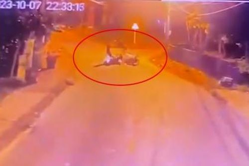 Cận cảnh hình ảnh hai chiếc xe máy đối đầu nhau lúc nửa đêm