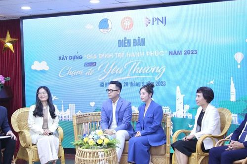 Gia đình trẻ cùng nhau 'Chạm để yêu thương'