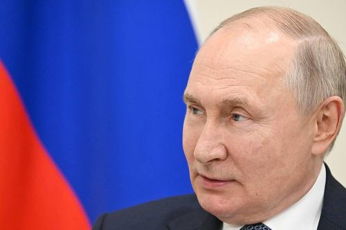 Nữ sinh nhận món quà đặc biệt từ Tổng thống Nga Putin