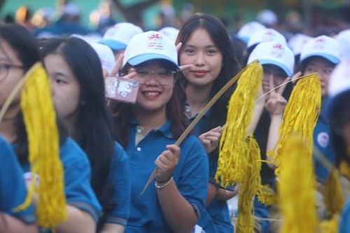 Học sinh Hà Nội cầm hoa tre cổ vũ trận chung kết Olympia