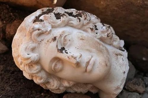 Khai quật được tượng Alexander Đại đế với kiểu tóc bờm sư tử