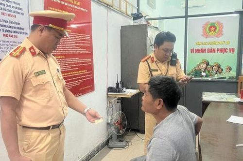Ô tô tải hết kiểm định, tài xế tông văng xe CSGT để bỏ chạy