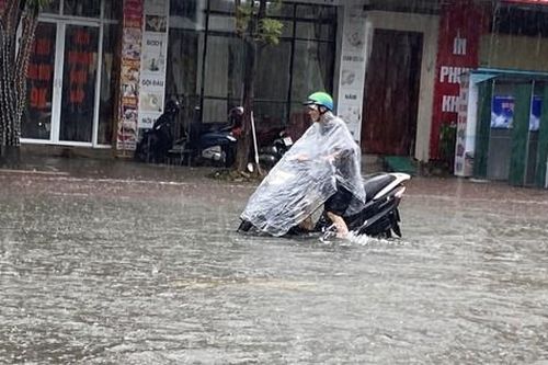 Mưa kéo dài nhiều giờ, thành phố Hà Tĩnh ngập nặng