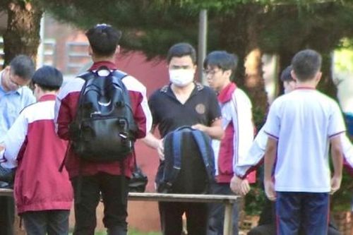 Một trường ở Đắk Lắk kiểm tra ba lô, soát người học sinh mỗi ngày