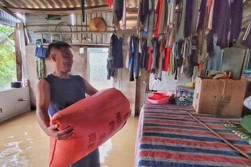 Hà Tĩnh có nơi ngập sâu, người dân di dời tài sản chạy lũ