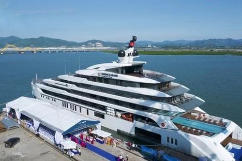 Bàn giao 'siêu du thuyền' nghỉ đêm lớn nhất vịnh Hạ Long