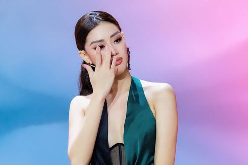 Hoa hậu Khánh Vân la hét, bật khóc lo thí sinh áp lực thuyết trình
