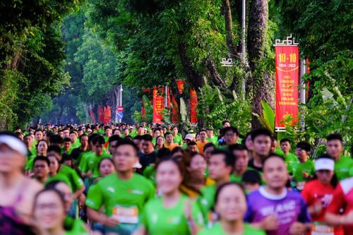 Gần 11 nghìn người chạy dưới nắng thu Hà Nội