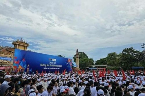 Hàng nghìn người 'tiếp lửa nhà leo núi' tại điểm cầu Thừa Thiên Huế