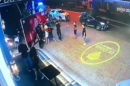 Bắt nghi phạm đâm tử vong người đàn ông đang đứng chụp ảnh trước quán bia