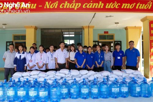 Đồng hành cùng học sinh vùng lũ Quỳ Châu