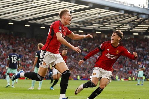 Premier League: M.U ngược dòng khó tin, Tottenham lên ngôi đầu