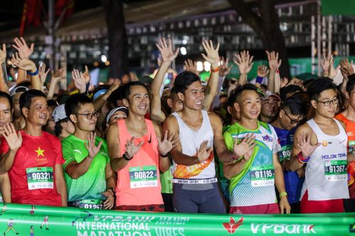 Gần 11 ngàn vận động viên chinh phục 42km marathon vòng quanh Hà Nội