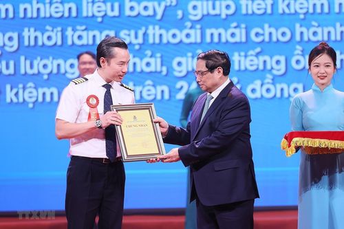Thủ tướng dự Lễ tôn vinh điển hình Sáng kiến vượt khó, thắng đại dịch
