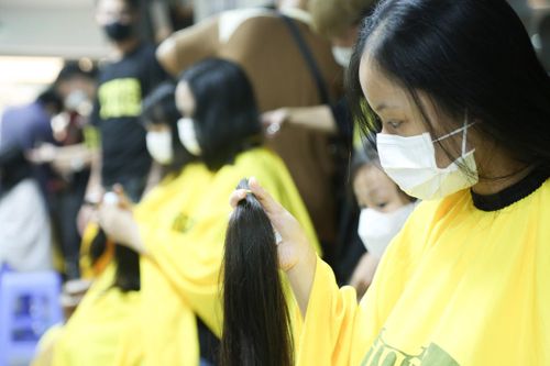 Hàng trăm người tham dự 'Ngày hội Hiến tóc' vì trẻ em mắc bệnh ung thư