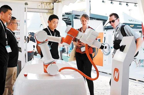 Trung Quốc phát triển robot sạc xe điện thông minh