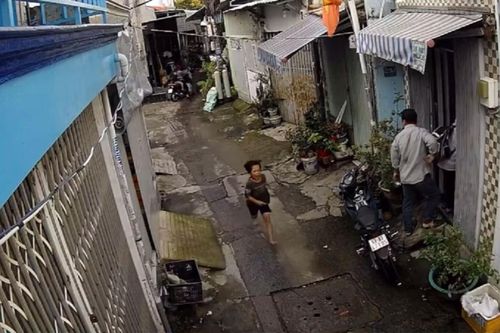 Bé trai 9 tuổi vừa khóc vừa chạy bộ đuổi theo gã đàn ông giật điện thoại