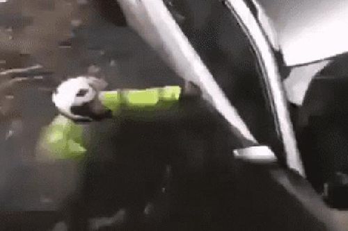 Ô tô chới với giữa dòng nước, tài xế bất ngờ gặp ân nhân: Video hiện trường gây xúc động