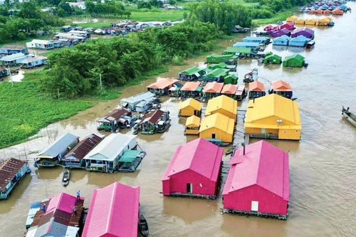 Đặc sắc làng bè soi bóng bên sông