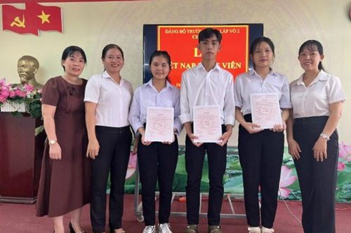 Tăng cường công tác chính trị tư tưởng và phát triển đảng viên trong trường học