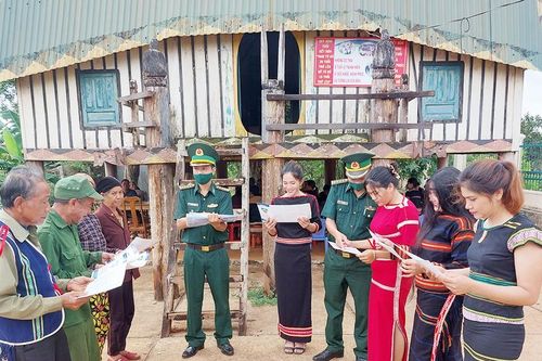 Học tiếng đồng bào dân tộc thiểu số để gần dân, hiểu dân hơn