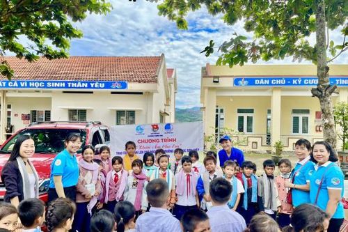 Đoàn phường Phước Hòa: Tặng 185 khăn ấm cho học sinh miền núi Khánh Sơn