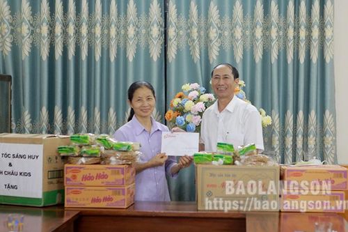 Đại diện Báo Tiền Phong thường trú tại Lạng Sơn và các đơn vị đồng hành: Thăm, tặng các phần quà trị giá trên 18 triệu đồng tại huyện Tràng Định
