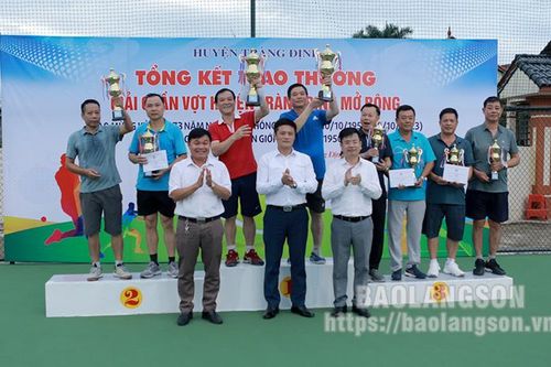 Tràng Định: Trao 14 bộ huy chương giải quần vợt, cầu lông, việt dã