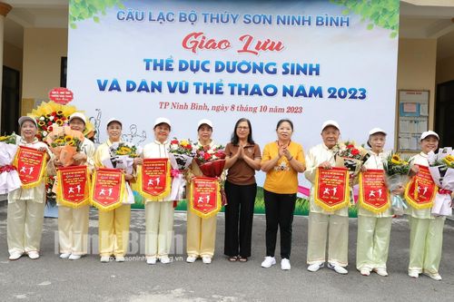Giao lưu thể dục dưỡng sinh và dân vũ CLB Thúy Sơn Ninh Bình