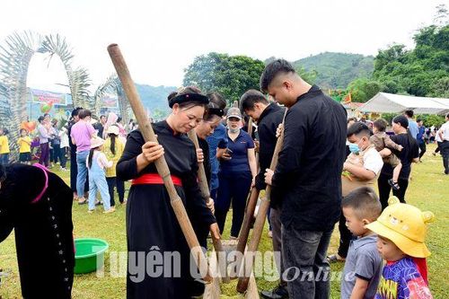 Lễ hội giã cốm, hội chợ quê xã Côn Lôn