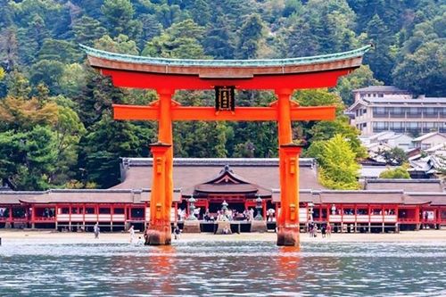 Nhật Bản áp dụng thuế du lịch tại Di sản thế giới đền Itsukushima để đối phó tình trạng quá tải