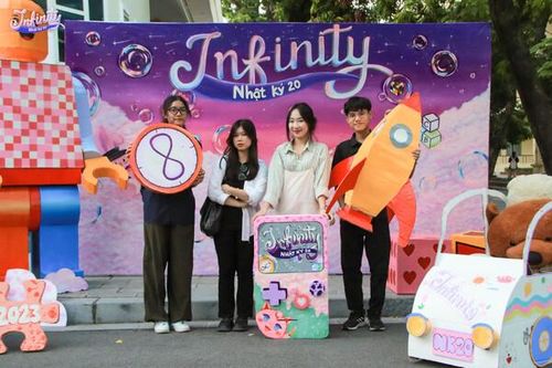Check-in 'cực chất' tại photo booth 'Nhật ký 20 - 2023: INFINITY' cùng tân sinh viên trường Báo