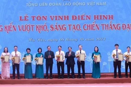 Thủ tướng Chính phủ Phạm Minh Chính dự lễ tôn vinh điển hình 'Sáng kiến vượt khó, sáng tạo, chiến thắng đại dịch'