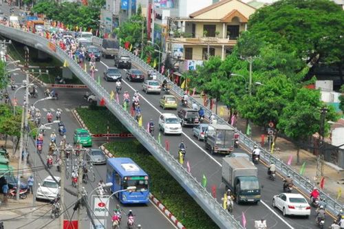 TP HCM xem xét cấm xe máy lên cầu vượt cửa ngõ Tân Sơn Nhất