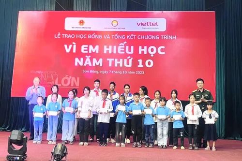 740 triệu đồng học bổng 'Vì em hiếu học' tặng học sinh tại tỉnh Bắc Giang