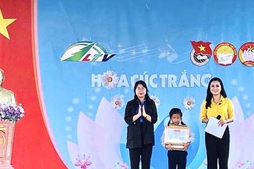 Lâm Đồng: Hơn 144 triệu đồng từ chương trình Hoa Cúc Trắng tặng học sinh hoàn cảnh khó khăn