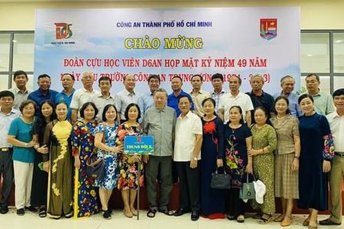 Học viên khóa D6 An ninh họp mặt: Tràn đầy ấm áp, thân tình, xúc động