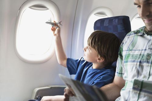 Trẻ em nên ngồi ở đâu khi đi máy bay?