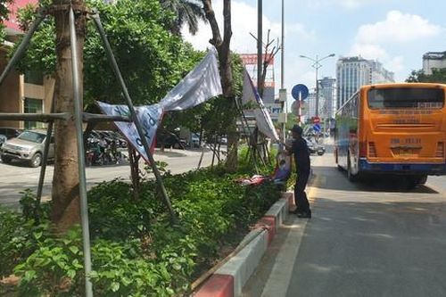 Phường Thành Công: Ra quân bóc xóa quảng cáo rao vặt