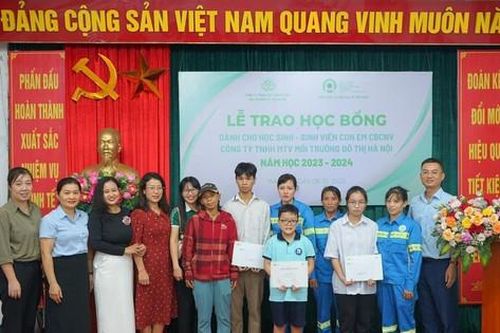 Trao học bổng 100 triệu đồng cho con em người lao động của URENCO