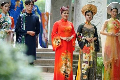 Người mẫu 12 tuổi khoe sắc trong BST 'Hương sắc mùa thu' của NTK Thúy Hằng