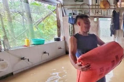 Hà Tĩnh nhiều nơi ngập sâu, người dân vất vả di dời tài sản trong đêm