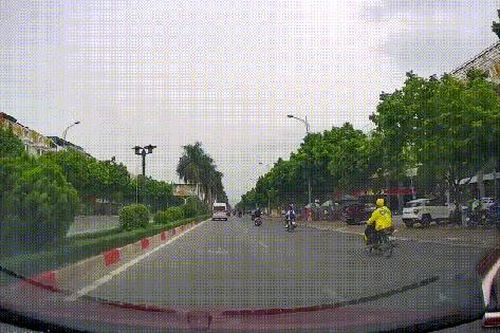 Tài xế ô tô liên tục chèn ép, trả đũa xe khác vì không được nhường đường