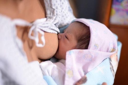 Thực hành đúng nuôi con hoàn toàn bằng sữa mẹ