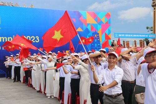 Hàng nghìn người cổ vũ các 'nhà leo núi' Olympia 2023 tại điểm cầu Huế